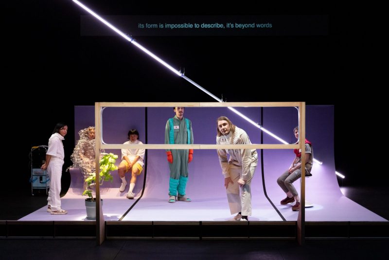 『宇宙船イン・ビトゥイーン号の窓』