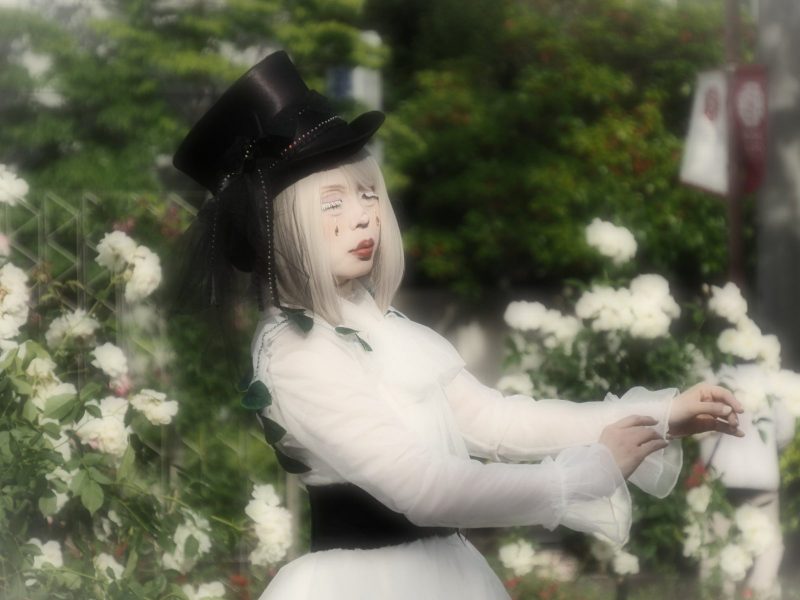 <small>『人形振りスタチュー』</small>